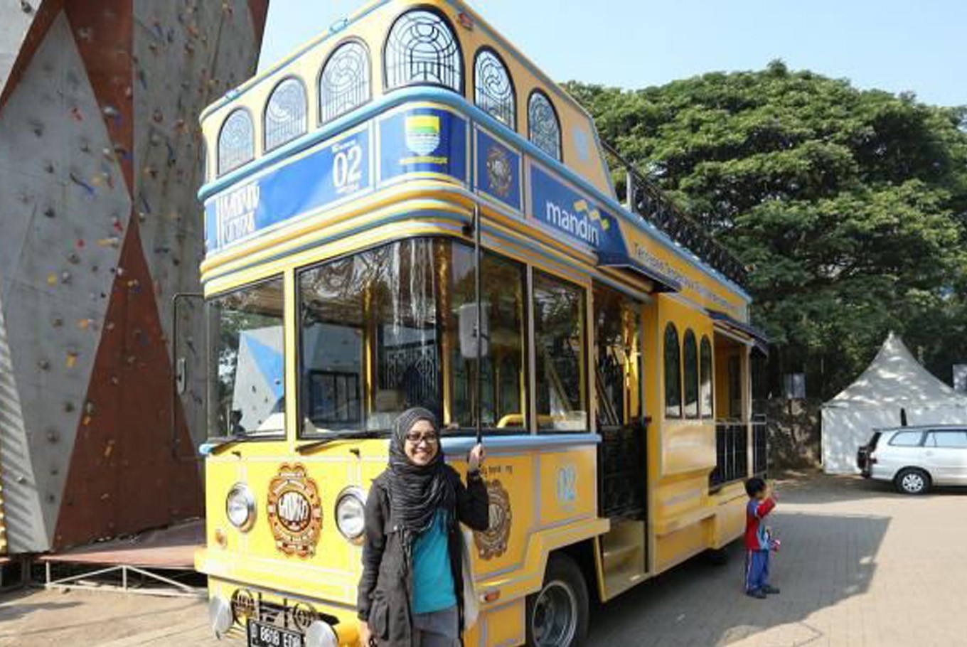  Bandung  s city tour  bus entertain tourists with horror 