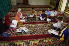 Yani (center) teaches blind worshipers to read the Quran in braille at An Nur Mosque in the Rehabilitation Center for the Blind in Janti, Malang, East Java. JP/Aman Rochman