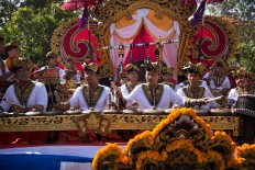 Young Balinese men play in a gambean (Balinese orchestra) during the opening of the 39th Bali Art Festival at the Bajra Sandhi Monument in Denpasar. JP/Agung Parameswara
