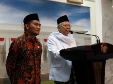 Coordinating Minister for Human Development and Culture Muhadjir Effendy (left) and Vice President Ma'ruf Amin present in a press conference at the State Palace, Jakarta, on Monday, talking about the annulment of the 5-days school plan.