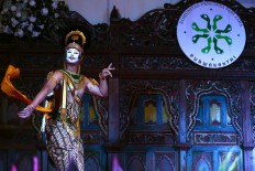 On stage: Maestro Sudarto performs the Gunung Sari mask dance during the Purwakanthi gathering at Balai Sarwono. JP/ Wienda Parwitasari