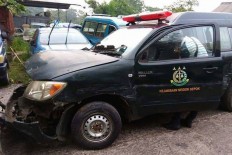 Guard allows theft of prison van, multiple collisions follow