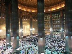 Jokowi, Kalla recite Idul Fitri prayers at Istiqlal Grand Mosque