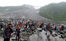 Hopes dim in search for 118 buried by China landslide