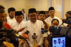 Jakarta Governor takes taxi to office