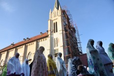 In Malang, church allows Muslims to use lawn for Idul Fitri prayers 