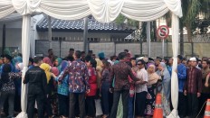 Hundreds wait to meet Jusuf Kalla at open house event 