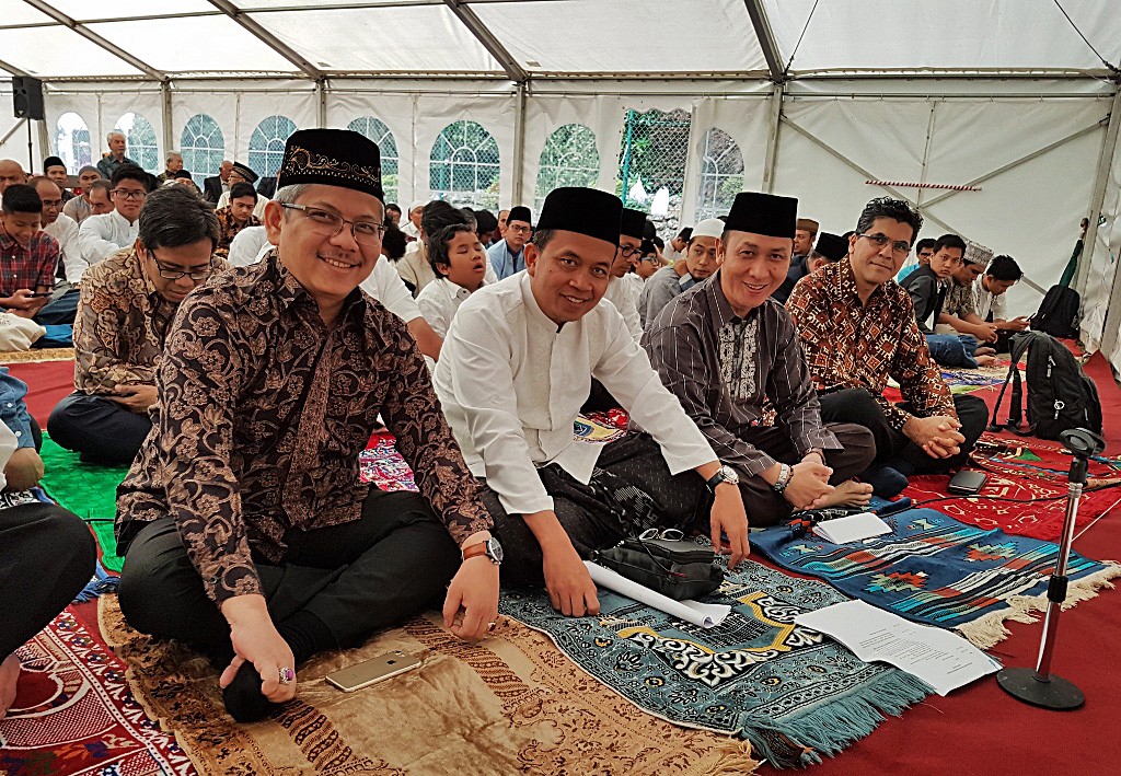 Thousands of Indonesians celebrating Idul  Fitri  in London 
