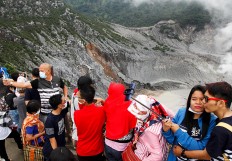 Holidaymakers flock to Tangkuban Parahu