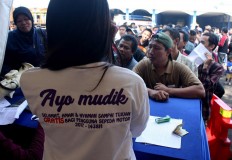 Hundreds disappointed as they fail to get on free buses