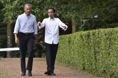 Obama, Jokowi chat over warm tea and Indonesian-style meatballs