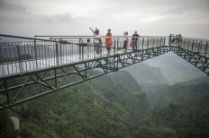 Don't look down: Glass bottom skywalk thrills in China