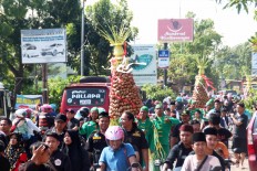 Merry festivity: Hundreds of Kendal residents in Central Java participate in a parade that features three gunungan rice cone offerings to celebrate Syawalan in Kaliwungu. JP/ Suherdjoko