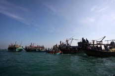 Fully loaded boats join the Lomban Festival on Jepara Bay on July 2. JP/Maksum Nur Fauzan