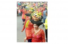 Bearing fruit: Local women carry fruits using specially designed traditional hats. JP/Apriadi Gunawan