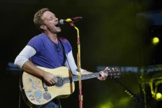  Coldplay salutes US immigrants in new video