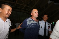 Australian threatens suicide at Bali airport