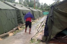 PNG police flood closed Australia refugee camp on Manus