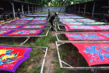 Banyuwangi workshop makes colorful sarongs for home & abroad