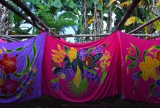 In the yard of the Batik Satrio workshop in Senepo Rejo village, beach sarongs featuring colorful patterns of plants, flowers and animals are hung up to dry naturally after dyeing. JP/Aman Rochman