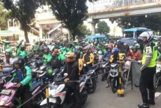 Hundreds of 'ojek' drivers block South Jakarta road