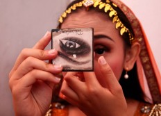 A Bollywood Mania members puts on her makeup before the festival begins. JP/Aman Rochman