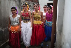 Dancers walk to the stage prior to their performance at the Bollywood Mania Festival. JP/Aman Rochman