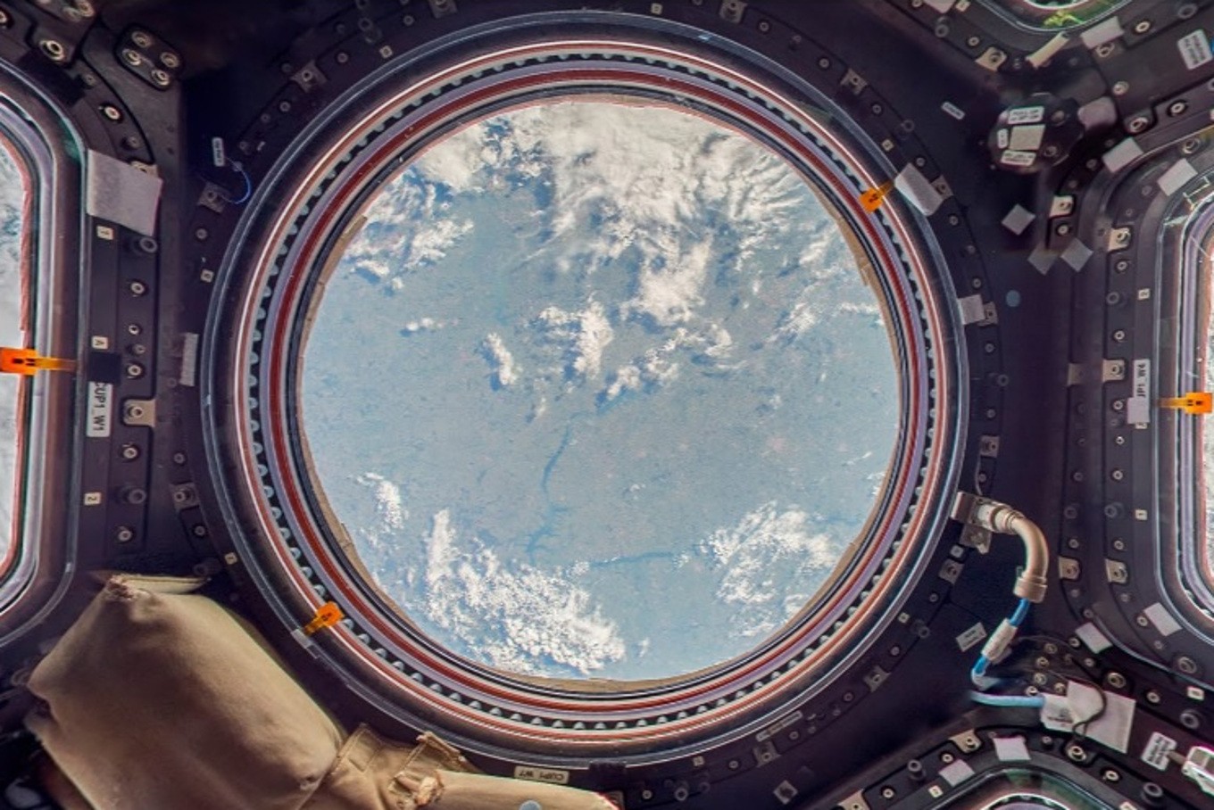 Space view. Купол (модуль МКС). Космонавт МКС иллюминатор. Обзорный купол МКС. Иллюминатор космического корабля МКС.