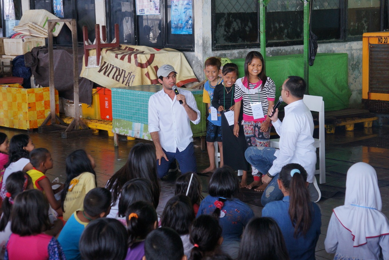 One Fine Sky Distributes Uniforms To Children In Cilincing People The Jakarta Post