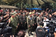 Pacquiao visits troops in Philippine warzone