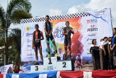 Thomas Lebas of France, who races for Japanese Kinan Cycling team, celebrates atop the podium after winning the sixth stage of the Tour de Flores in Labuan Bajo while Iranian Arvin Moazambigodarzi (right) from Iran's Pishgaman Cycling finished as the runner-up and Filipino Marcelo Felipe (left) of the Philippines 7 Eleven Cycling Team finished third on July 23, 2017. JP/Markus Makur