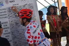 A racer signs a registration board for the last stage of the 2017 Tour de Flores. JP/Markus Makur