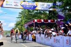 Thomas Lebas of France, who races for Japanese Kinan Cycling team, enters the last stage of the Tour de Flores in Labuan Bajo while Iranian Arvin Moazambigodarzi from Iran's Pishgaman Cycling finishes second and Filipino Marcelo Felipe of the Philippines 7 Eleven Cycling Team finishes third on July 23, 2017. JP/Markus Makur