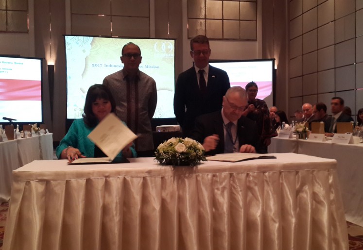 Indonesia Chamber of Commerce and Industry (Kadin) deputy chairman for international relations Shinta Widjaja Kamdani (left) and US ASEAN Business Council senior vice president Michael W. Michalak sign agreement to enhance collaboration to help better investment climate in Indonesia in this file photo.