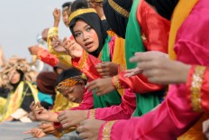 Girls and boys perform the Saman dance from Aceh during the festival. JP/Magnus Hendratmo