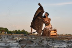 Lintang performs a dance symbolizing a paddy field that has been exposed to chemical fertilizers. JP/Magnus Hendratmo