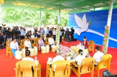 Suu Kyi meets villagers in Mandalay