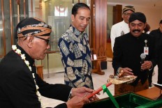 PDI-P calls ‘King Jokowi' posters demeaning, orders their removal 