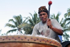 A man plays a tambourine to accompany the Gedruk Merapik dance during the 2017 Asian Youth Day at Bunder village, Jatinom district, Klaten regency, Central Java. JP/ Magnus Hendratmo
