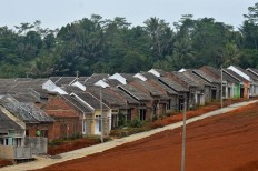 Suasana perumahan kredit pemilikan rumah (KPR) subsidi yang masih tahap pembangunan di salah satu perumahana di Singaparna, Kabupaten Tasikmalaya, Jawa Barat, Selasa (8/8). Pemerintah sudah mengalokasikan anggaran untuk Fasilitas Kredit Pemilikan Rumah (FLPP) sebesar Rp9,7 triliun untuk memfasilitasi 120.000 unit rumah, Subsidi Selisih Bunga (SSB) sebesar Rp3,7 triliun untuk memfasilitasi 225.000 unit rumah dan Subsidi Bantuan Uang Muka (SBUM) sebesar Rp 2,2 triliun untuk memfasilitasi 550.000 unit rumah. 