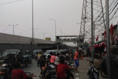 Four days on, man yet to leave N. Jakarta electricity tower