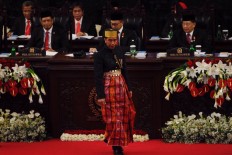 Put on some weight, says politician to Jokowi in prayer