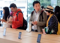 Apple gets tough on Hong Kong phone touts