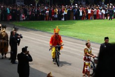 Jokowi promotes diversity through traditional dress code