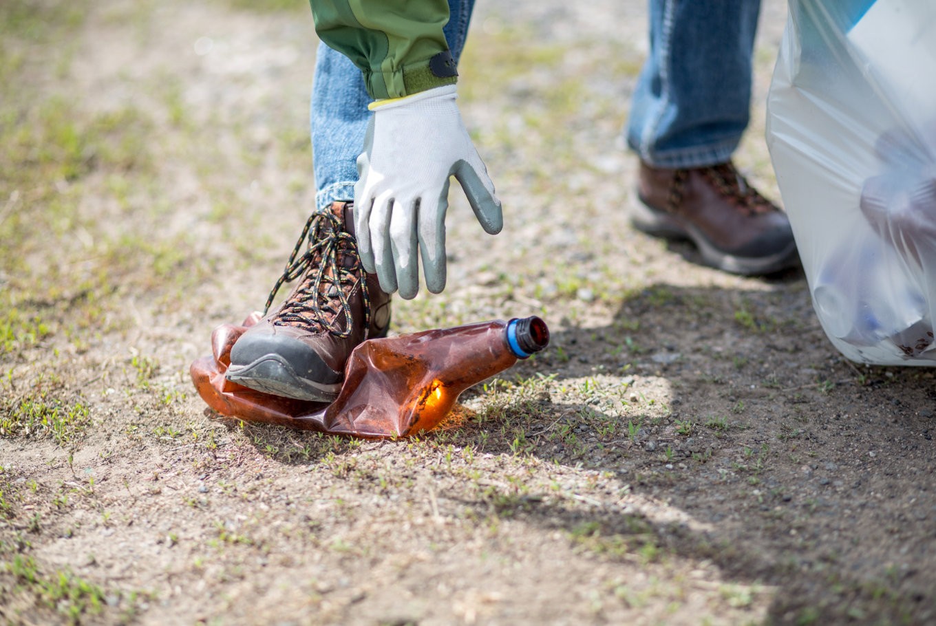 New internet challenge #trashtag inspires people to pick up trash ...