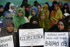 India's top court bans Islamic instant divorce