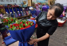 On Chinese Valentine's Day, businesses woo 'single dogs'