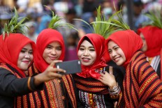  Female dancers – who perform the Bines dance, a traditional dance from Gayo, Aceh –take a selfie during the event. JP/Hotli Simanjuntak