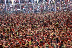 A total of 12,262 Saman dancers gather at Blangkejeren stadium to create a new mass dance record with the Indonesian Museum of Records (MURI). JP/Hotli Simanjuntak