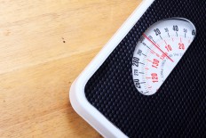 It is not true that you should start dieting step by step and cut calories slowly, as losing a lot of weight right at the start can motivate one to not give up, research indicates.